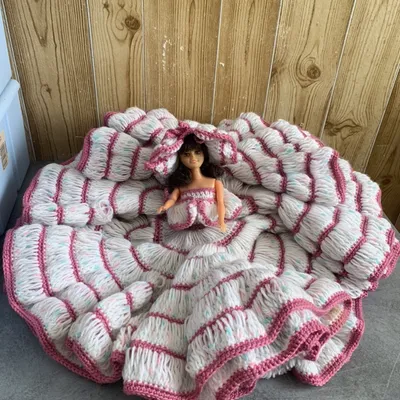 Poupée barbie ancienne avec sa jolie robe + 2 livres aux choix